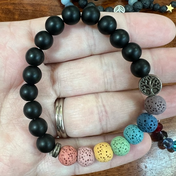 8 piece lot of lava bead bracelets and others - Picture 9 of 11